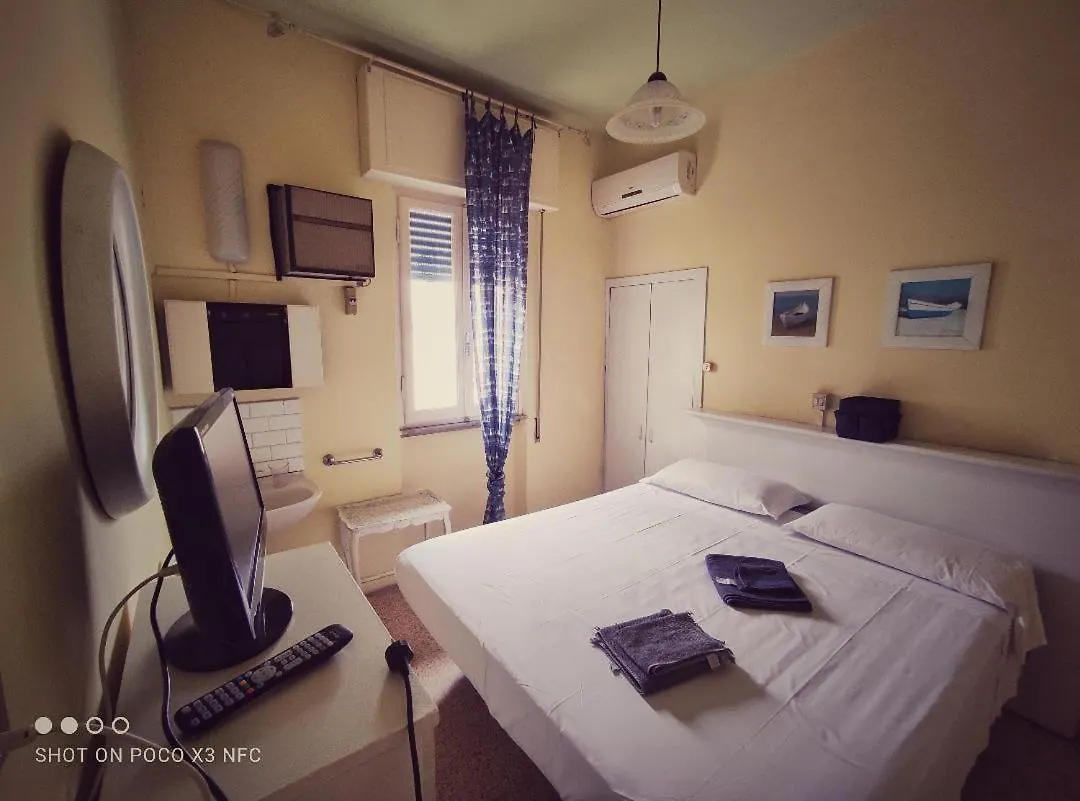 Hotel Delhy Viareggio 2*,